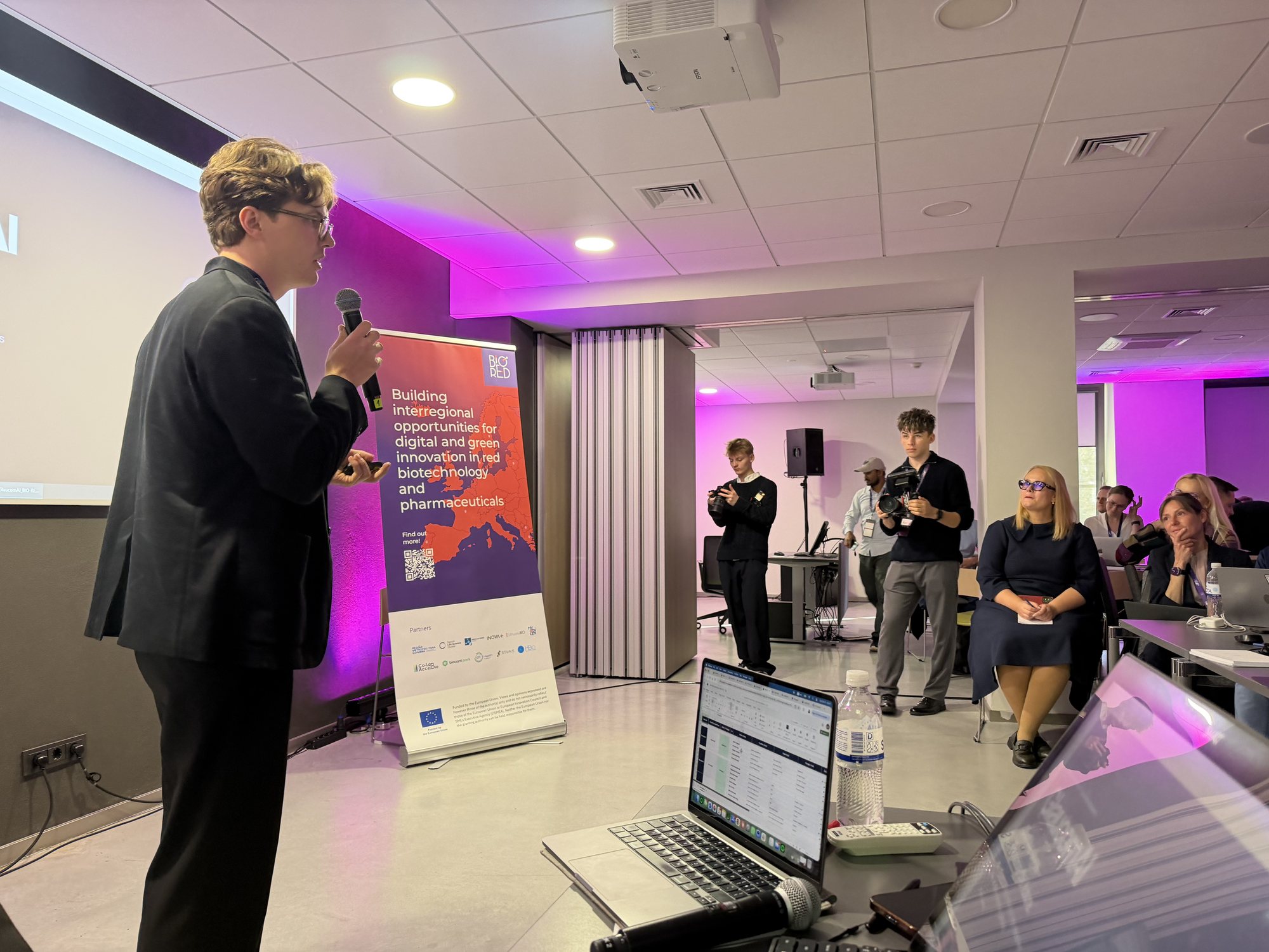 A moment from the project presentation at the BIO-RED hackathon.